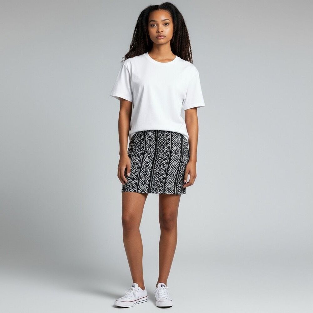 Forever 21 Black & White Geometric Print Mini Skirt Size Large - Trendy! boho